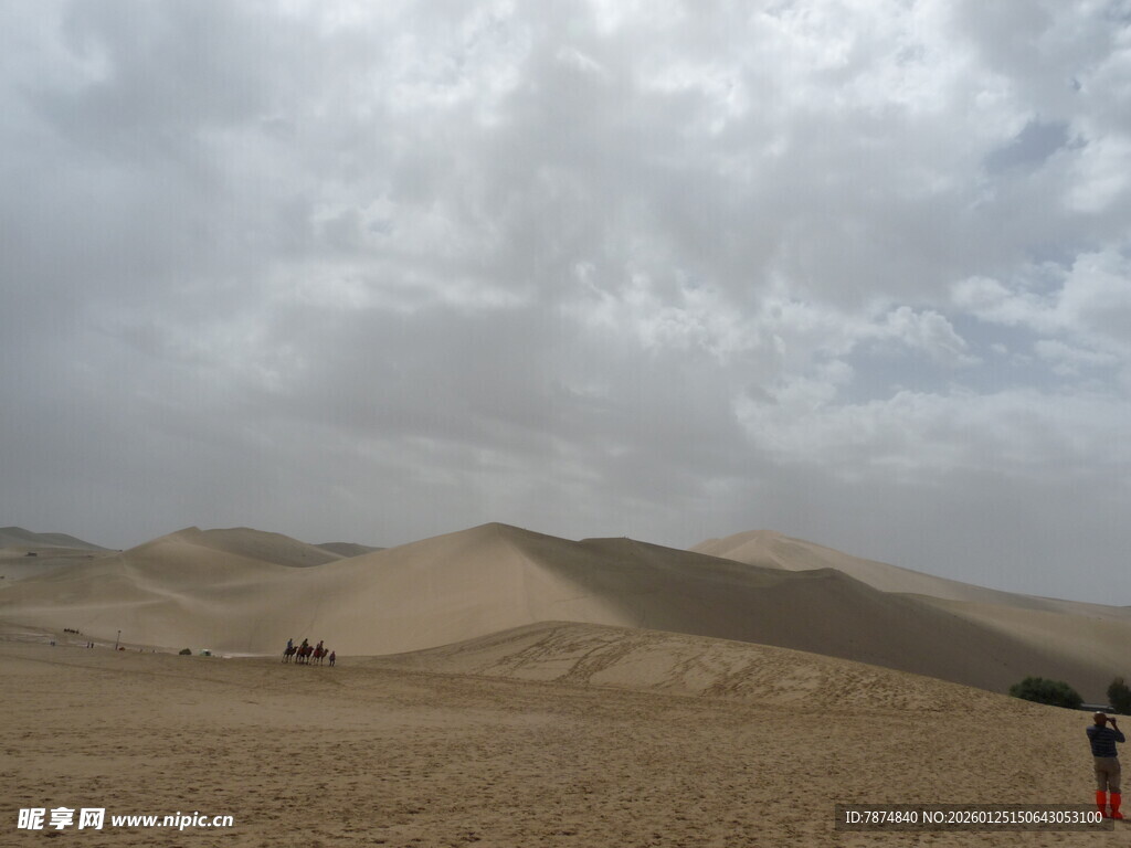 沙漠风光中的行者