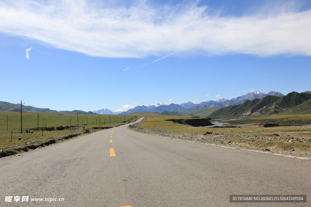 空旷公路伸向远方