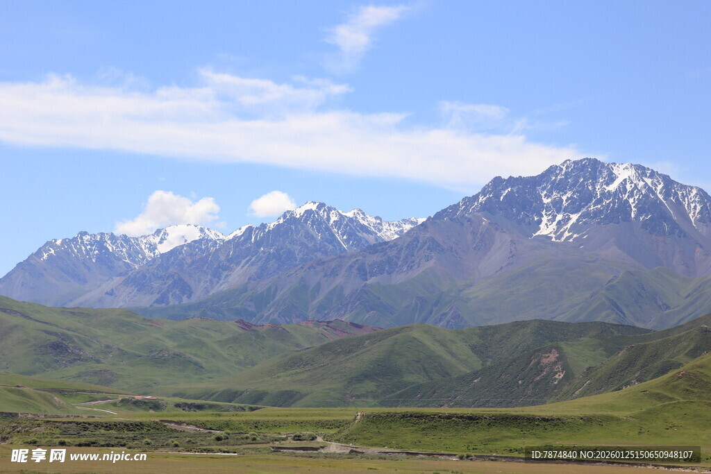 壮丽雪山下的广袤草原