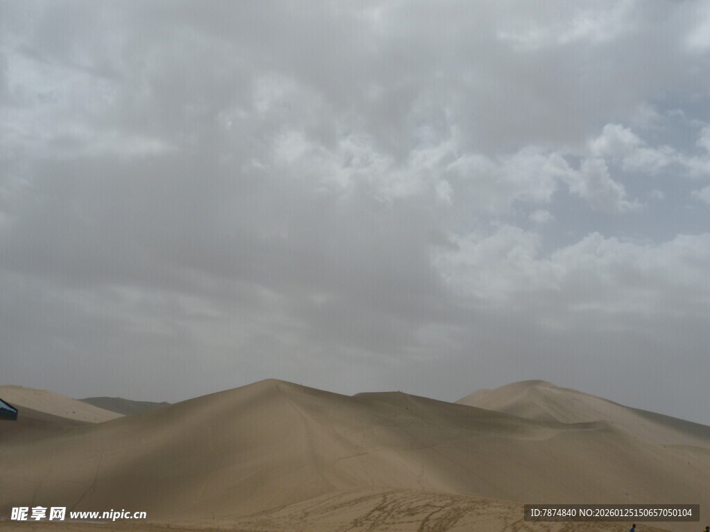 沙漠风光 沙丘与多云天空