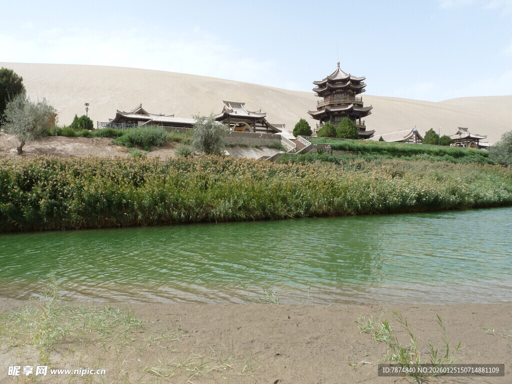 沙漠旁的绿水与古建筑