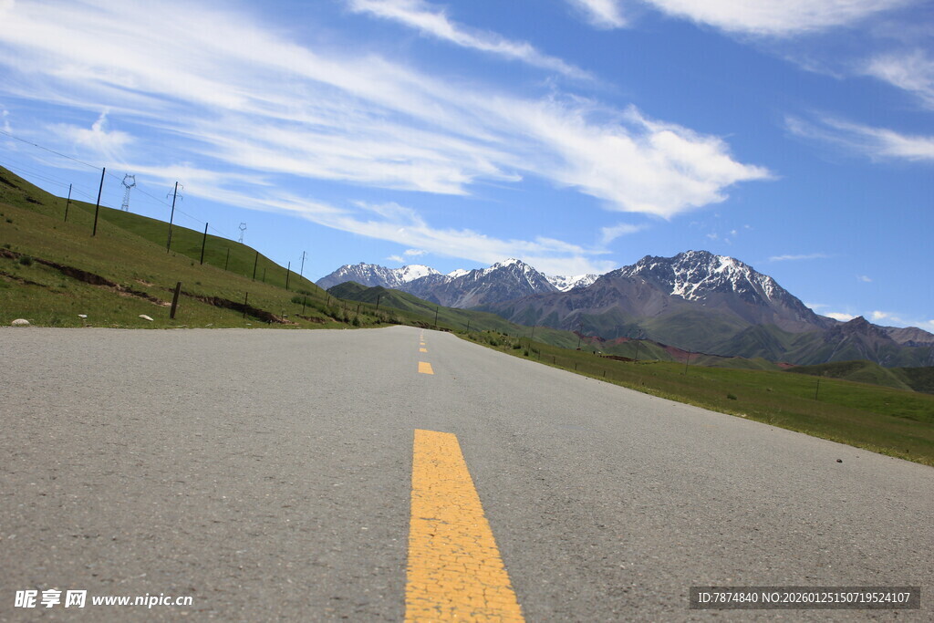 公路通向远方雪山美景