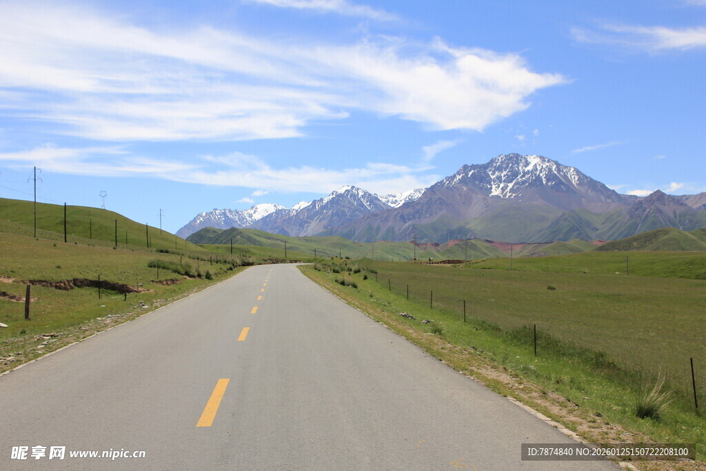 蜿蜒公路通向远方雪山