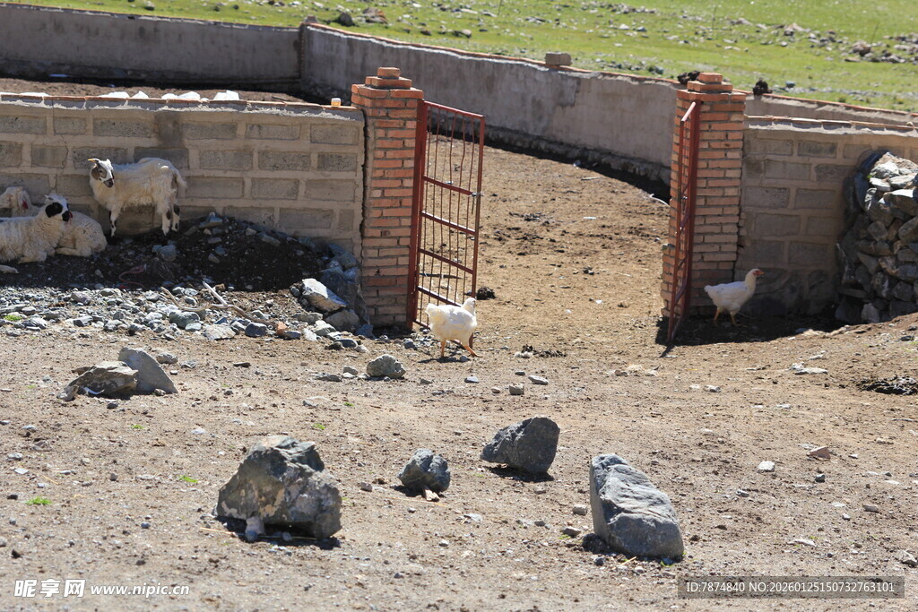 荒废的户外围栏及散落石块