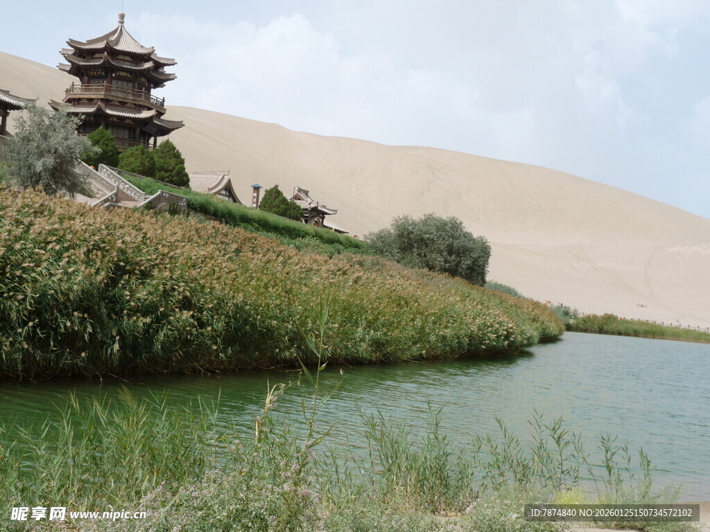 沙漠中的湖畔古建筑景观