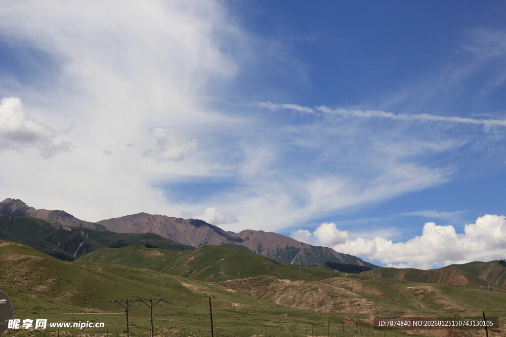 蓝天白云下的壮美山峦