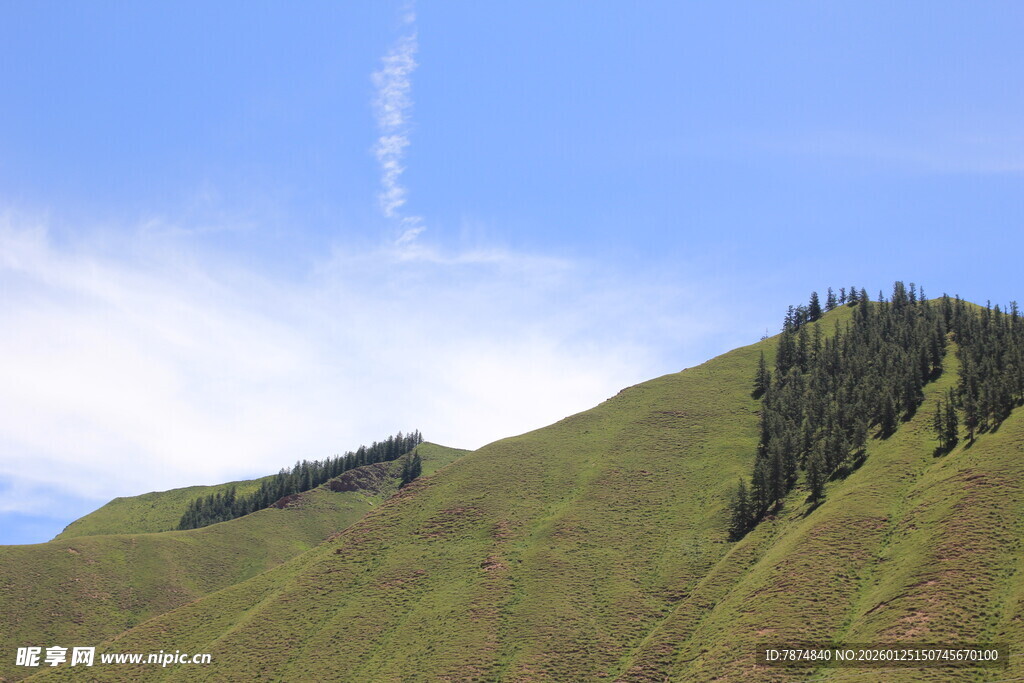 青山绿树间的蓝天白云