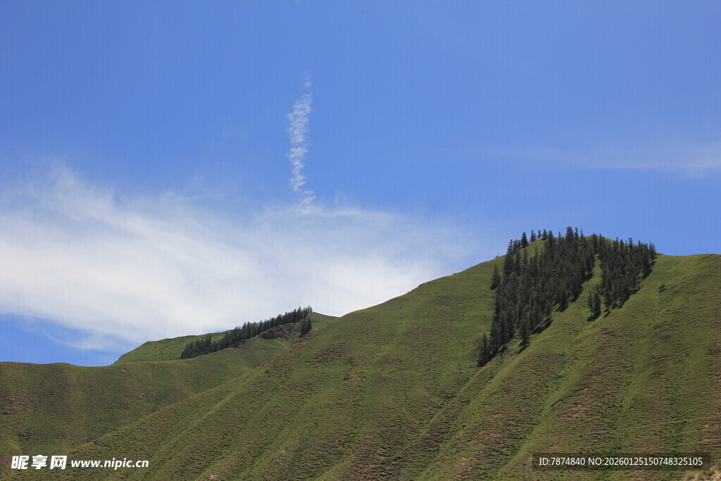 青山之上的蓝天与云迹
