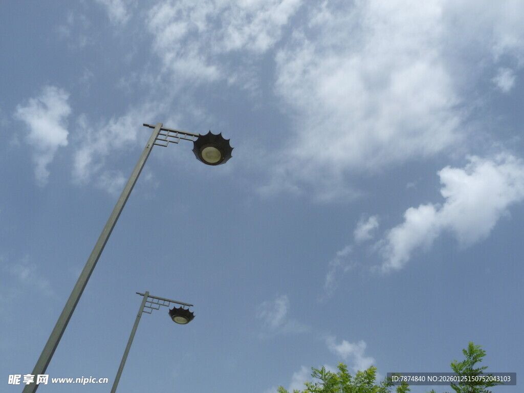 蓝天白云下的路灯