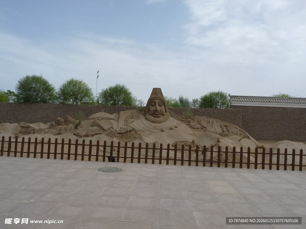 户外堆积的沙土与围栏