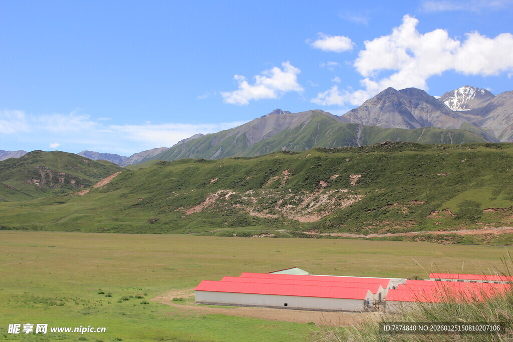 草原上的红顶建筑与远山