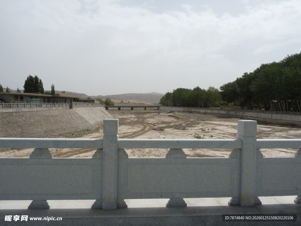 河畔石桥边的开阔景致