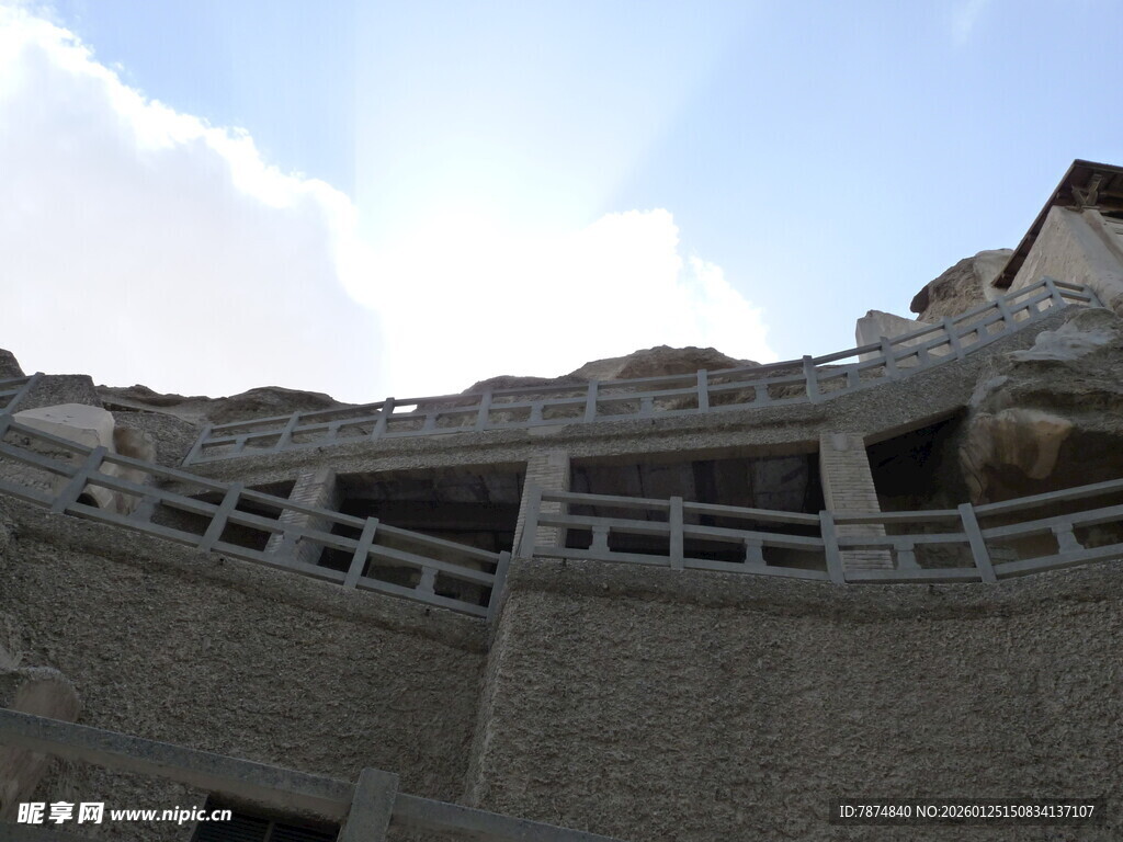 古老石砌建筑的观景平台