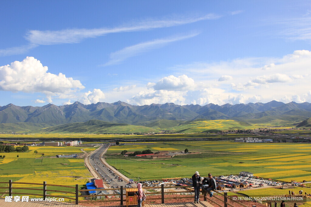 草原公路美景引游人驻足