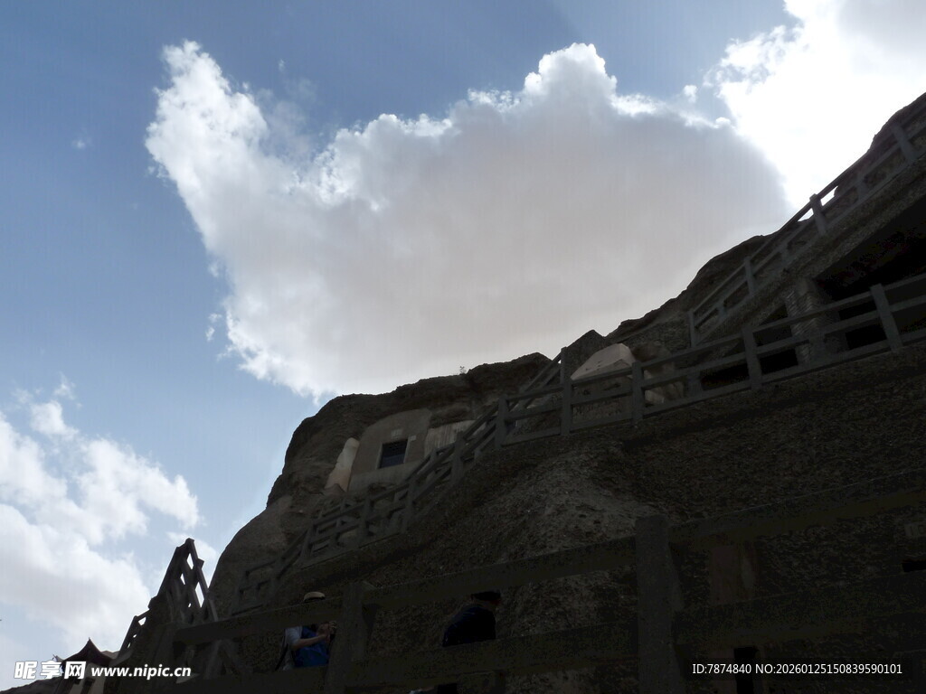 山崖上的建筑与蓝天白云