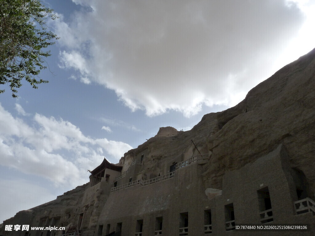 古老城墙与蓝天白云景观