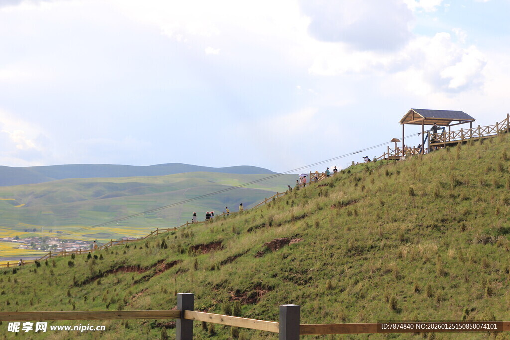 山坡上的小屋与美丽风景