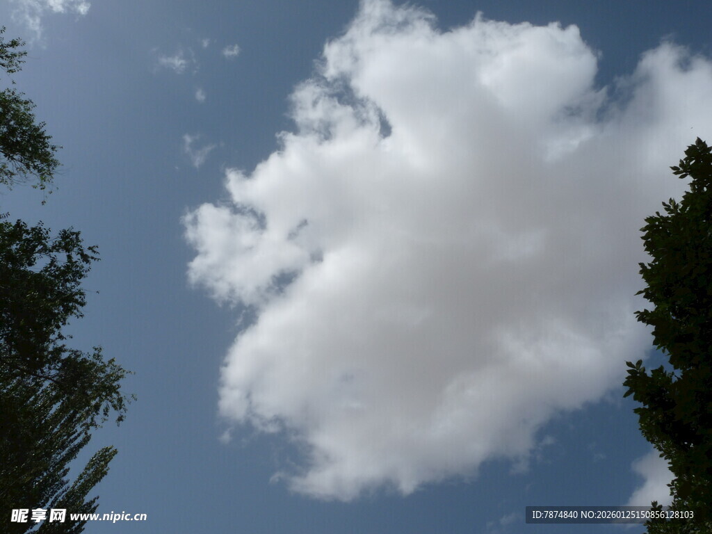 蓝天下的蓬松白云