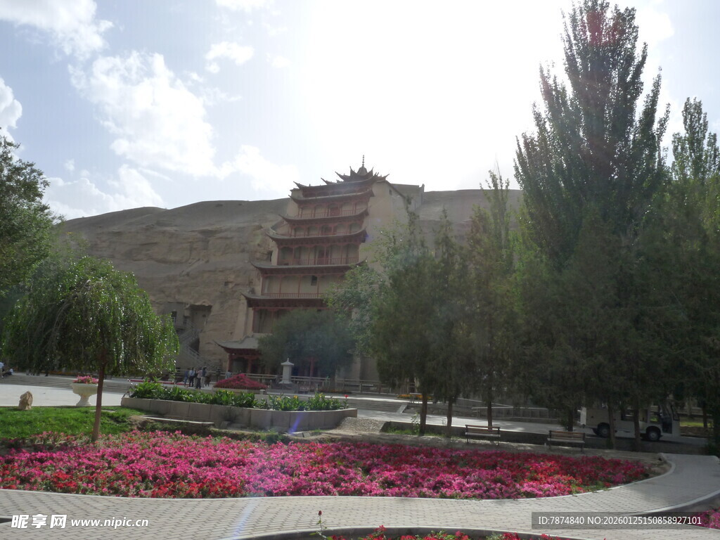 敦煌莫高窟前的美丽景致