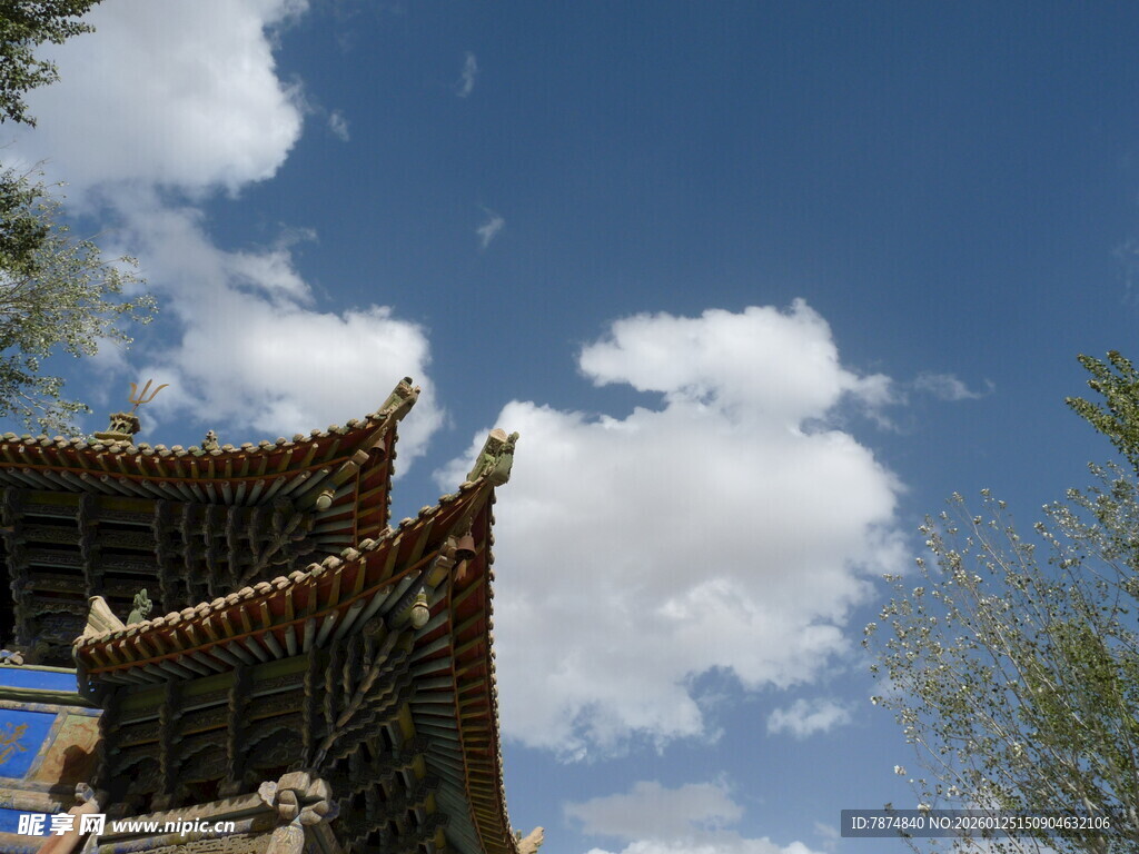 中式古建筑屋顶与蓝天