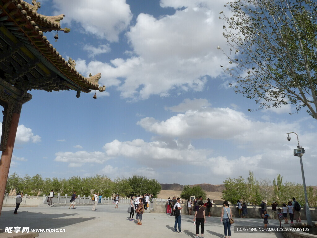 古建广场上的休闲人群