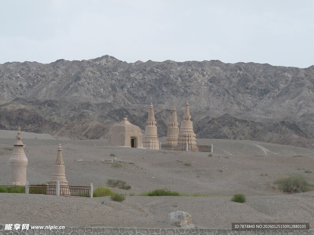 沙漠中的古老神秘建筑遗迹