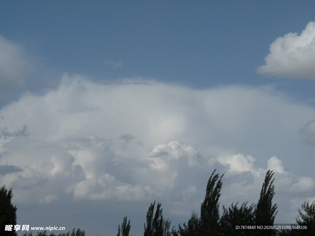 天空中壮观的积云景象