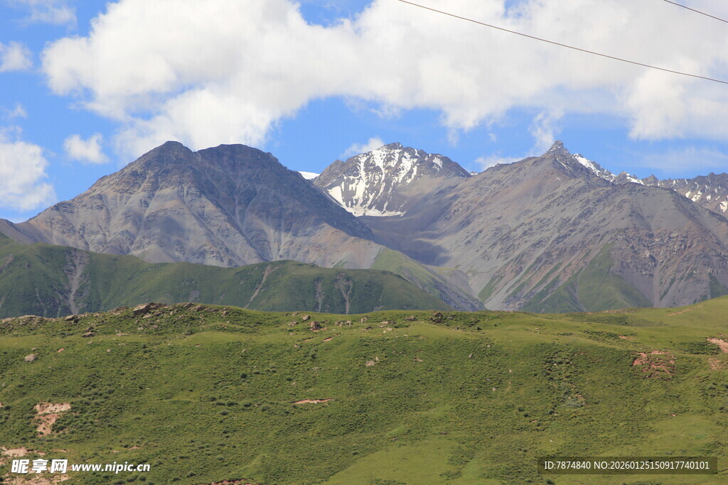 高山草甸间的壮丽山脉