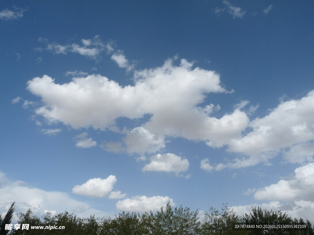 蓝天白云下的葱郁景致