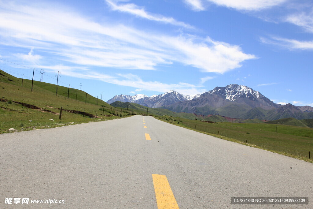 公路伸向远方的壮美风景