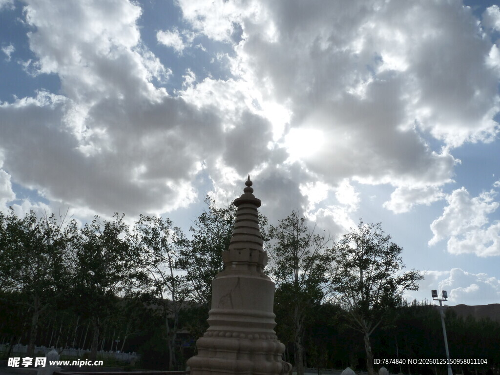 阳光下的庄严纪念碑