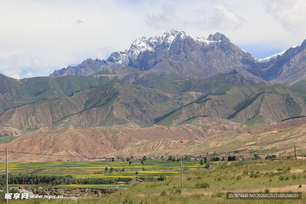 壮丽山景下的广袤原野