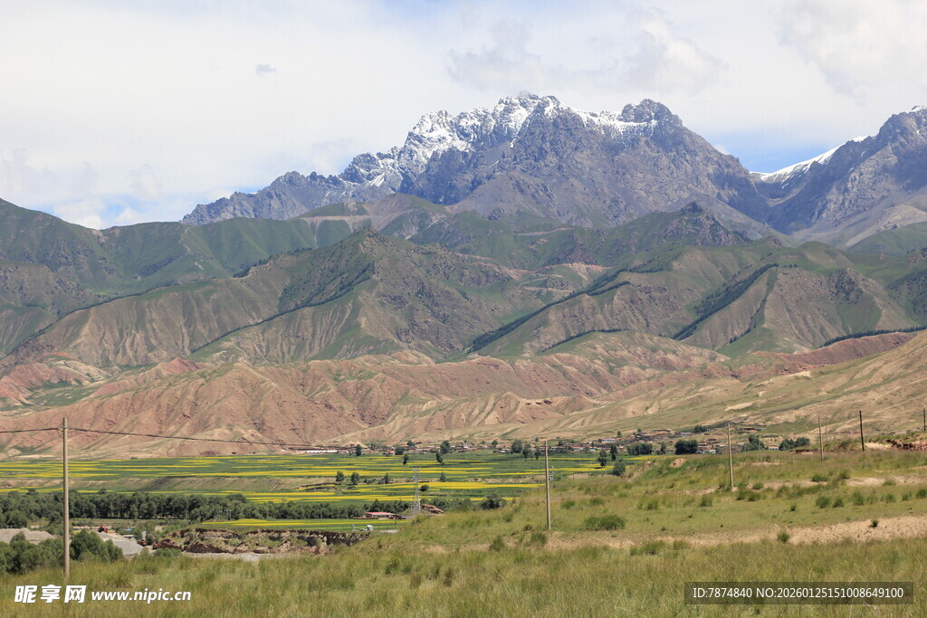 壮丽山景与广袤田野
