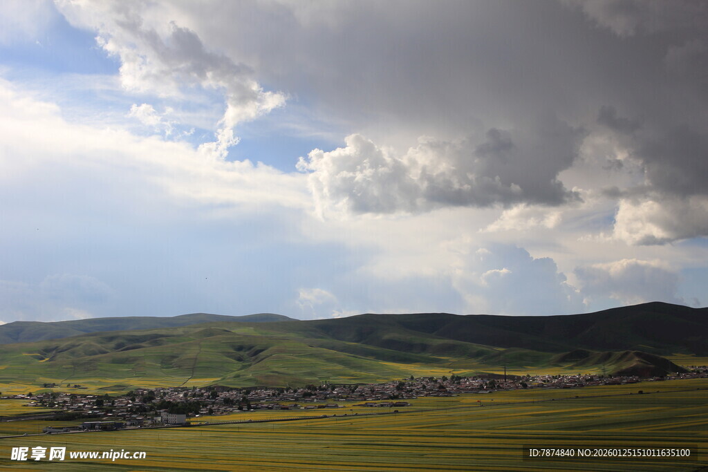 草原天空下的壮美风景