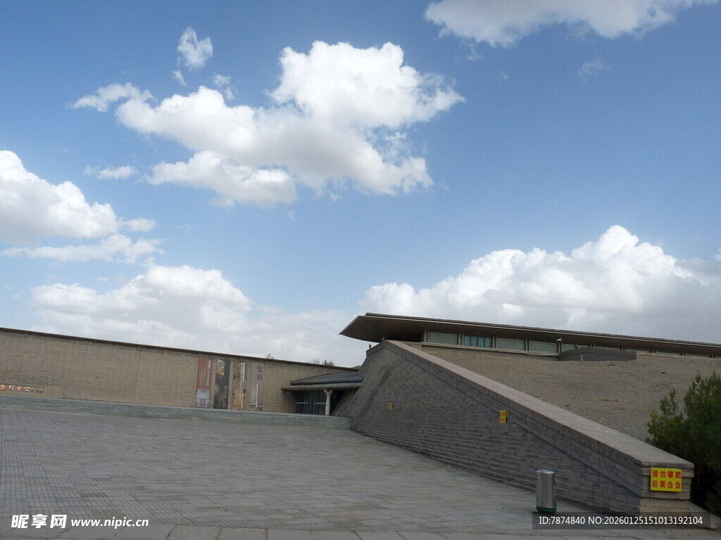 现代建筑外观与开阔天空