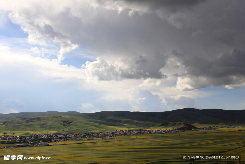 草原上空的壮丽云层景观