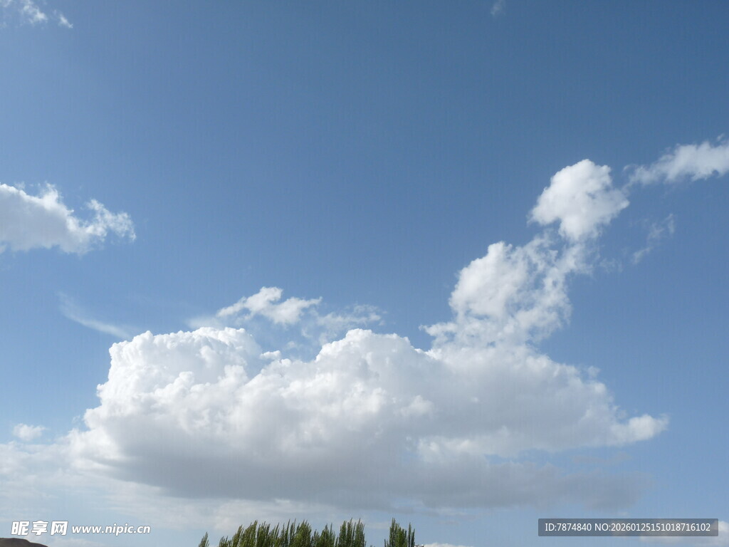 蓝天飘白云的美丽景致