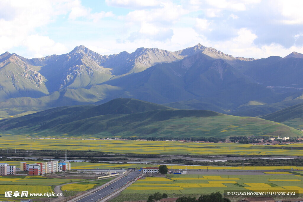 草原公路旁的壮丽山脉