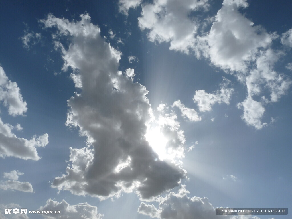 蓝天白云间的耀眼阳光