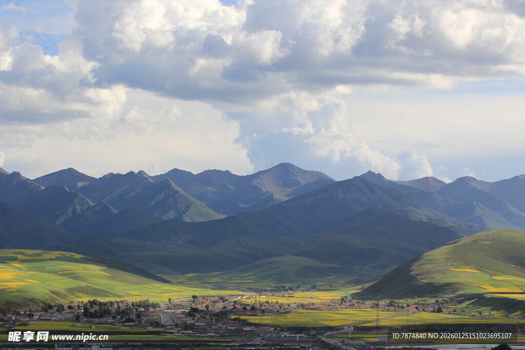 壮美山间草原风光