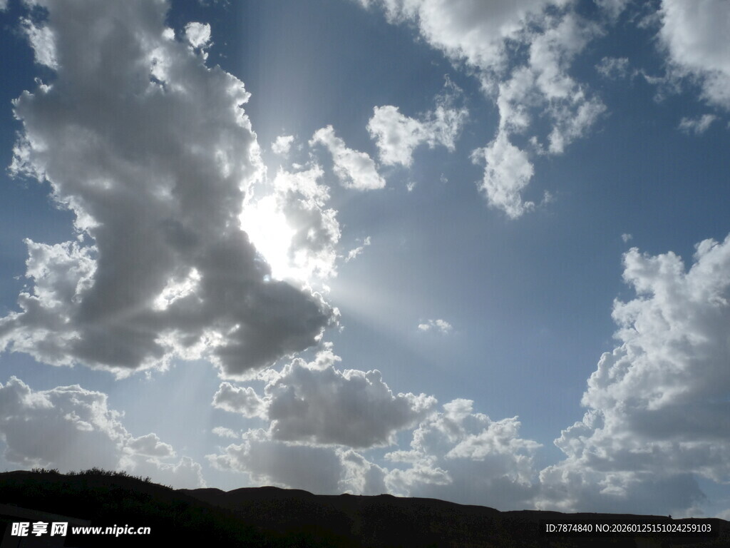 阳光穿透云层的壮丽天空