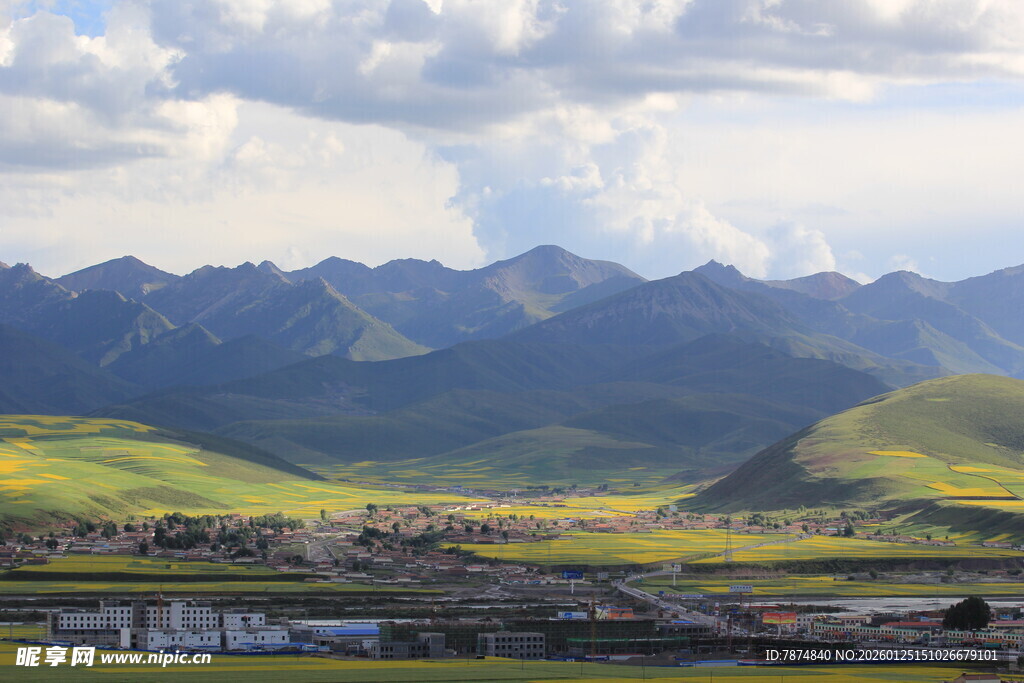 草原山峦间的美丽景致