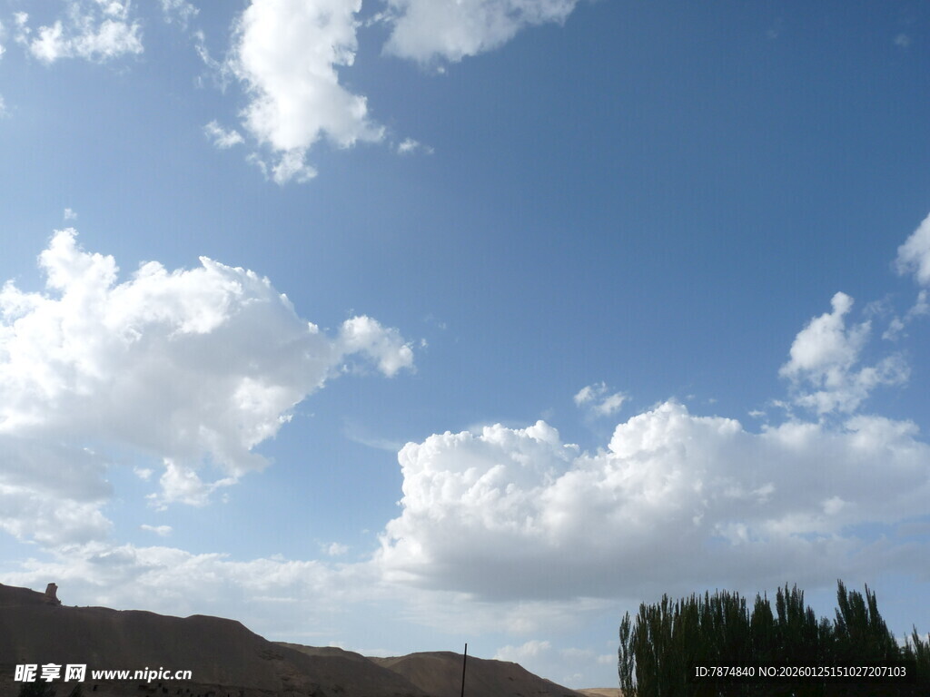 蓝天白云下的自然景致