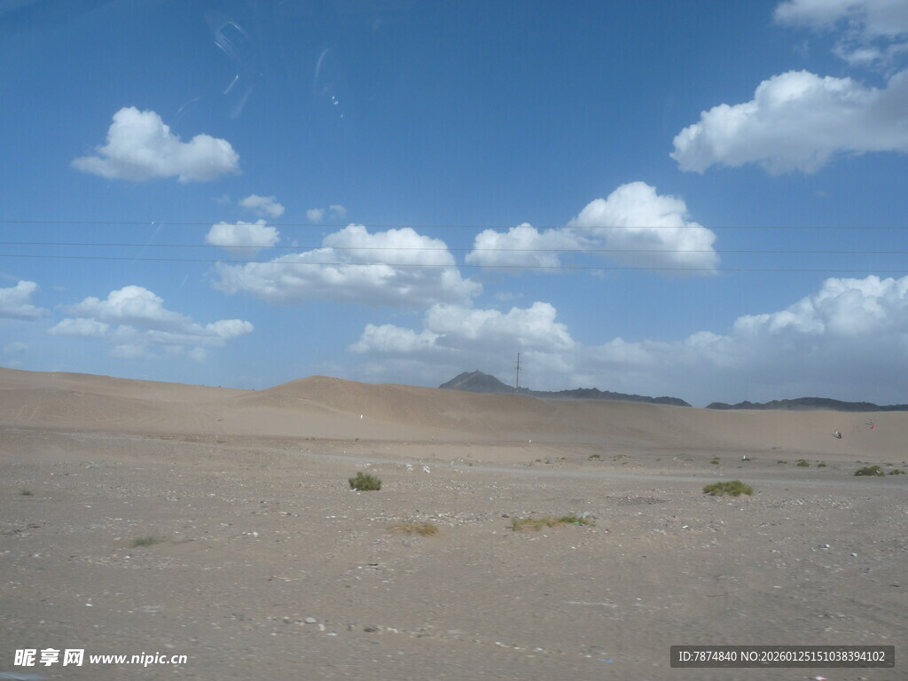 广袤沙漠蓝天与稀疏植被