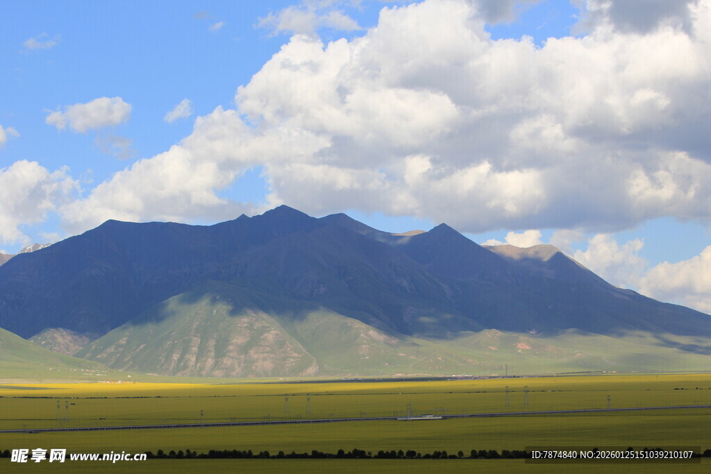 草原上的巍峨山脉