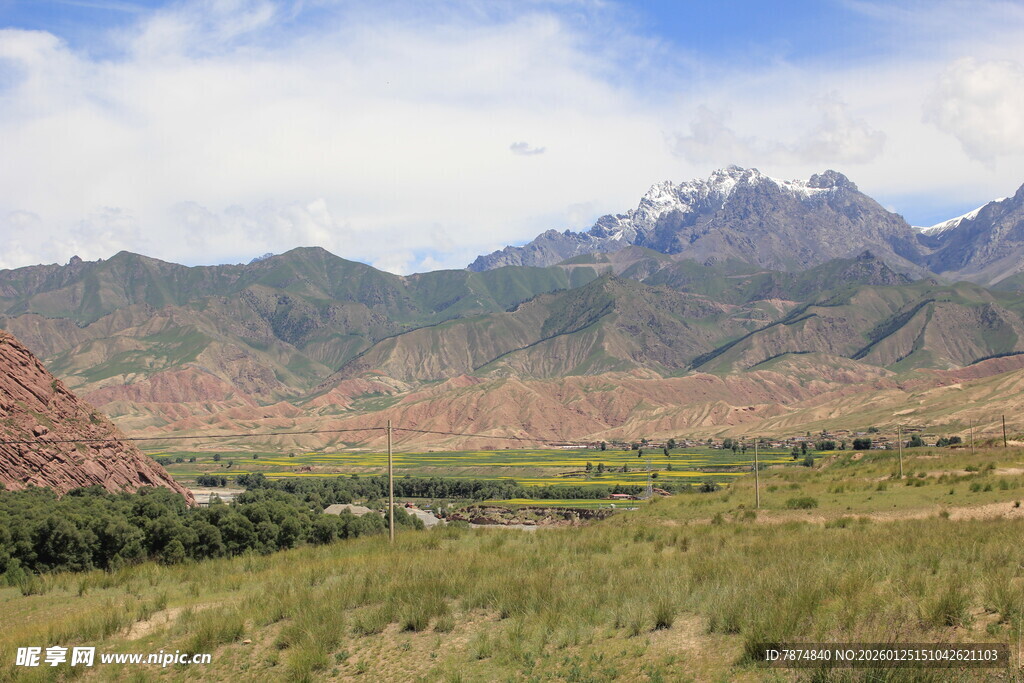 壮丽山景下的广袤原野