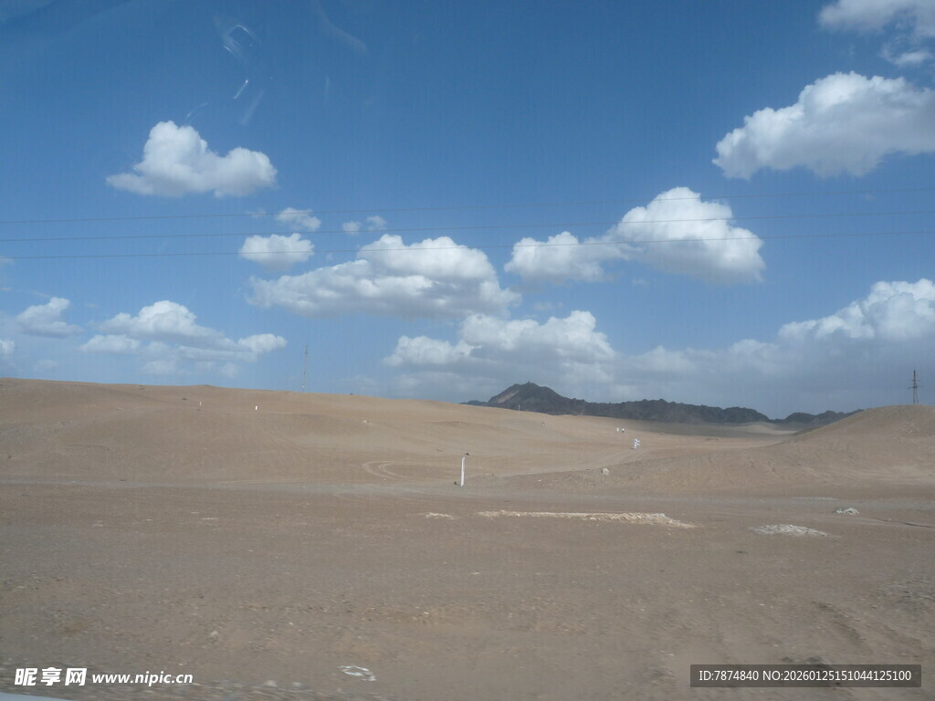 广袤沙漠与蓝天白云景观