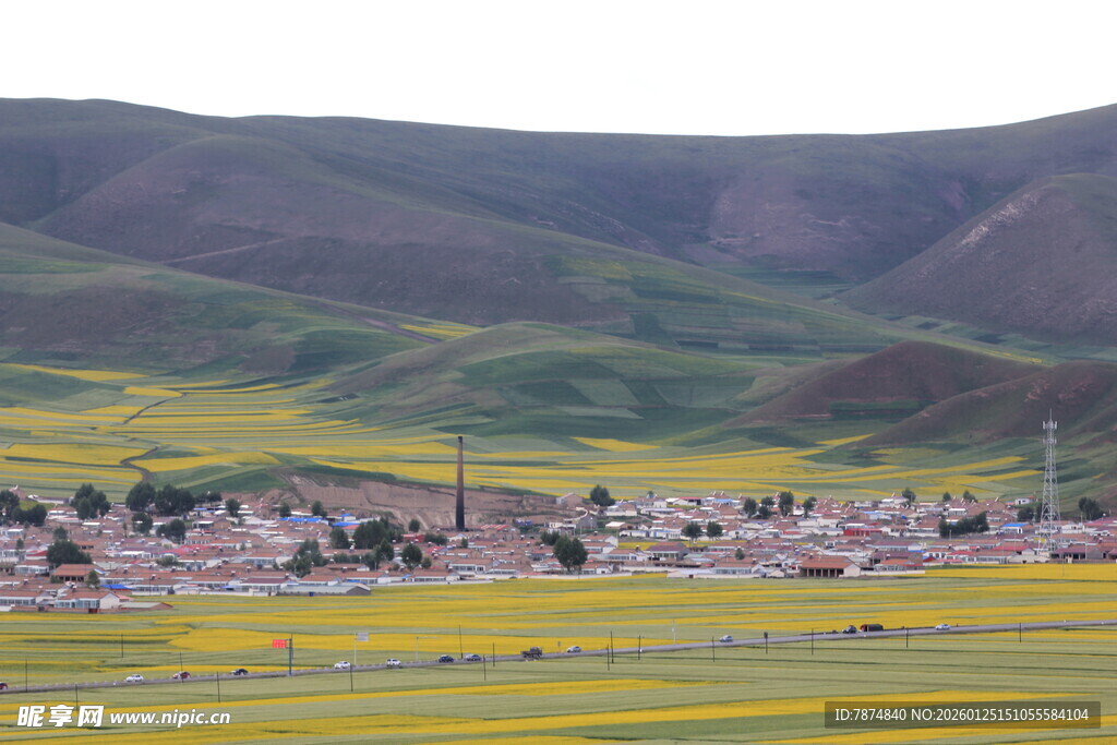 田园风光中的多彩村落