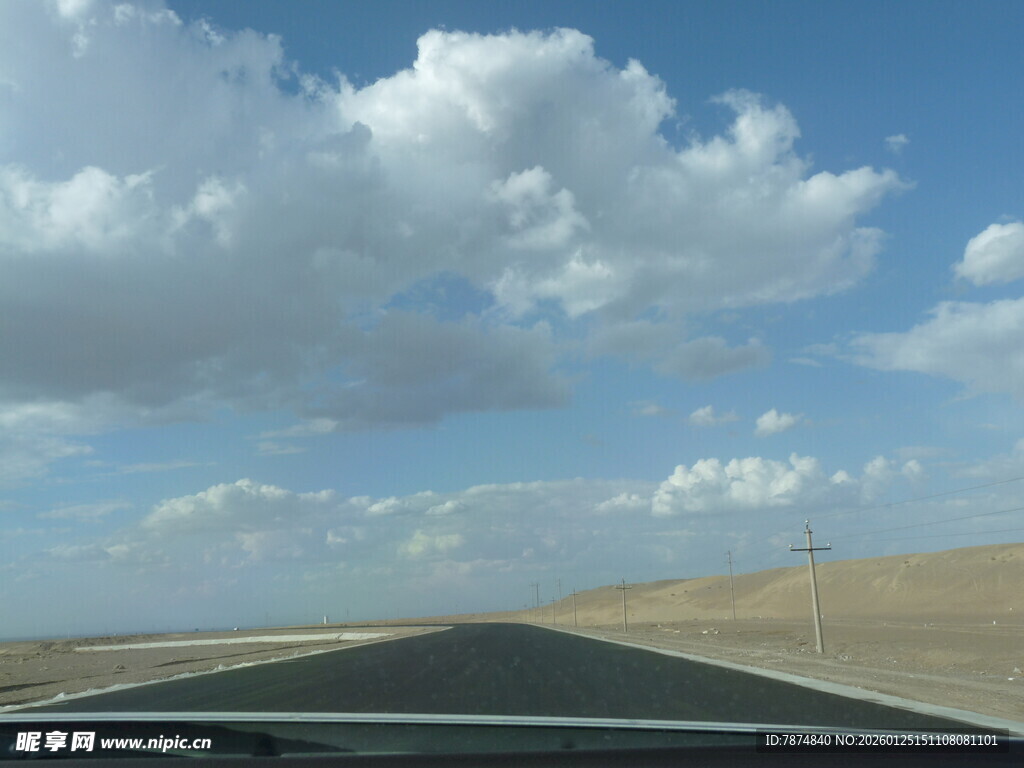 公路伸向蓝天与荒漠