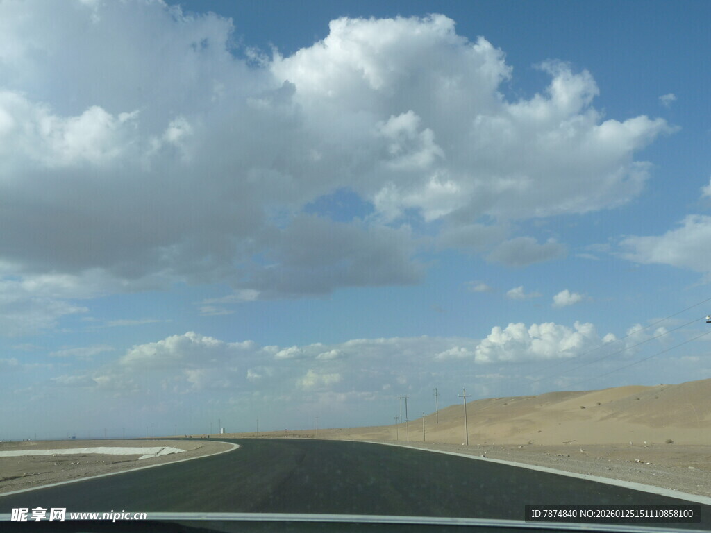 空旷公路伸向蓝天白云
